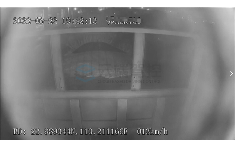 车载摄像机夜间红外灯启动后为什么画面会发白？